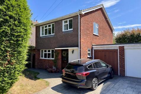 3 bedroom link detached house for sale