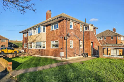 Lowlands Gardens, Romford, RM7 2 bed maisonette for sale