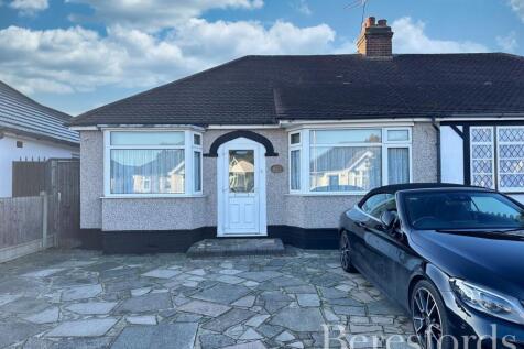 Alma Avenue, Hornchurch, RM12 3 bed bungalow for sale