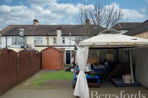 Hornchurch Road, Hornchurch, RM11 2 bed apartment for sale