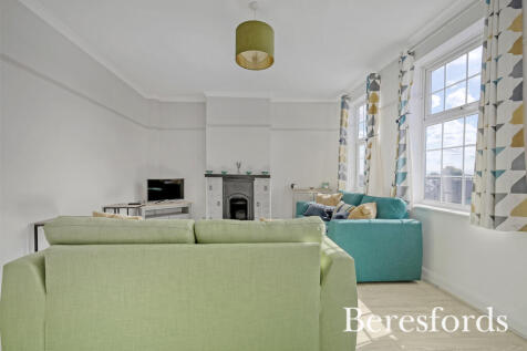 Station Road, Upminster, RM14 2 bed apartment for sale