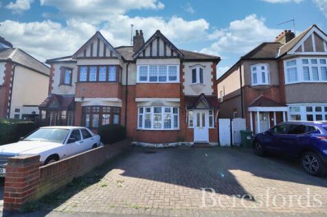 Oak Avenue, Upminster, RM14 3 bed semi