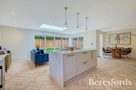Totternhoe Place, North Drive, CM13 3 bed bungalow for sale