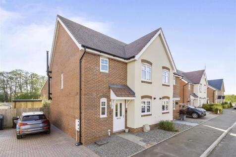 3 bedroom semi-detached house for sale