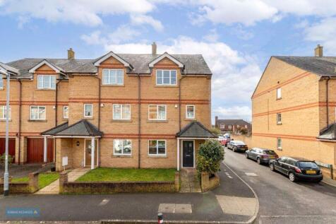 4 bedroom end of terrace house for sale