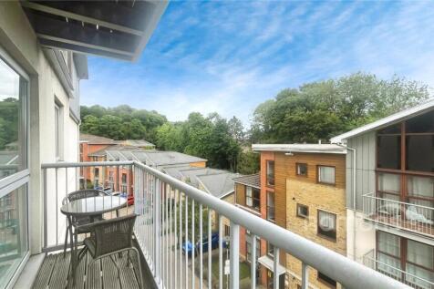 Coombe Way, Farnborough, Hampshire 2 bed apartment for sale