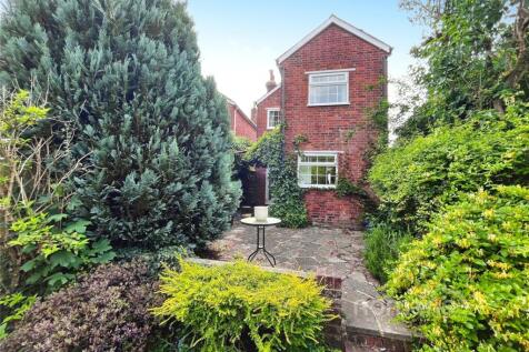 Windsor Road, Farnborough, Hampshire 3 bed detached house for sale