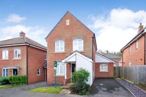 Bramley Drive, Hartley Wintney RG27 3 bed link detached house for sale