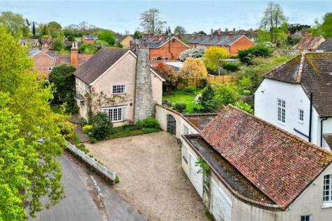 Hartley Wintney RG27 4 bed detached house for sale
