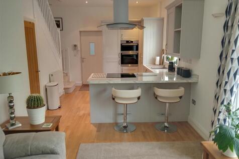2 bedroom semi-detached house for sale