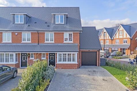 2, Scholars Avenue, Broxbourne 4 bed end of terrace house for sale