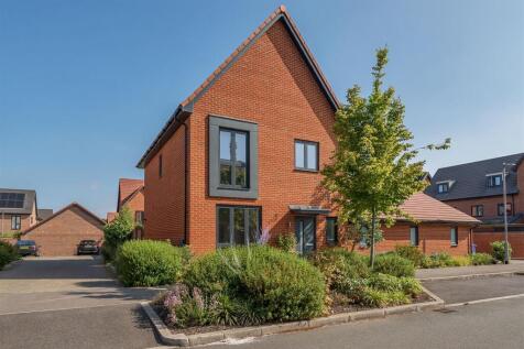 3 bedroom link detached house for sale