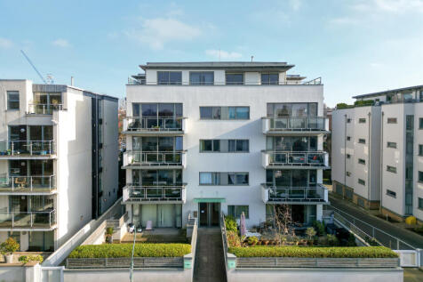3 bedroom flat for sale
