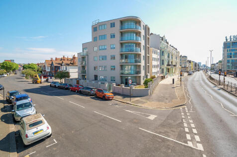 3 bedroom flat for sale