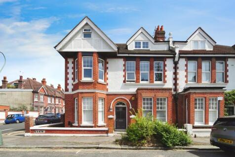 3 bedroom flat for sale