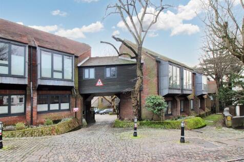 Town centre, Aylesbury 2 bed apartment for sale