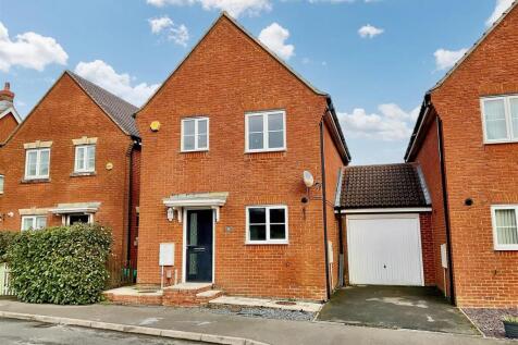 3 bedroom link detached house for sale