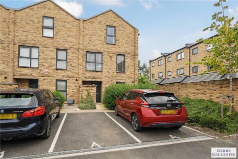 Avedon Close, Harrow, Middlesex 4 bed end of terrace house for sale