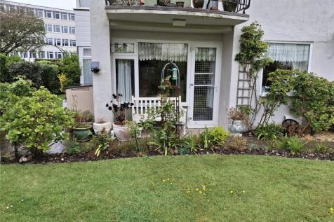 Aldenham Court, West Terrace, Eastbourne 2 bed apartment for sale