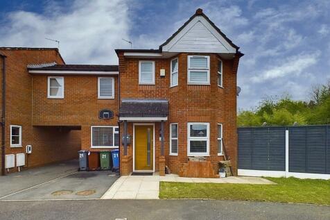 5 bedroom link detached house for sale