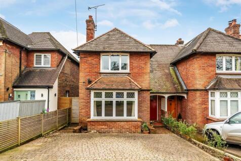 Hurst Green Road, Hurst Green 3 bed semi