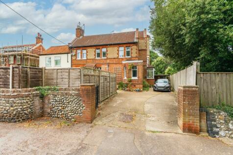 5 bedroom semi-detached house for sale