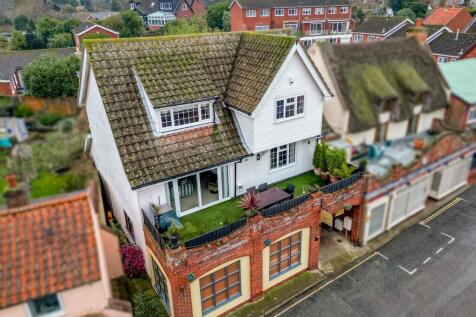 5 bedroom link detached house for sale