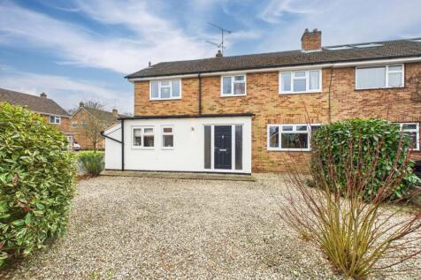 Mistletoe Road, Yateley, Hampshire, GU46 4 bed semi