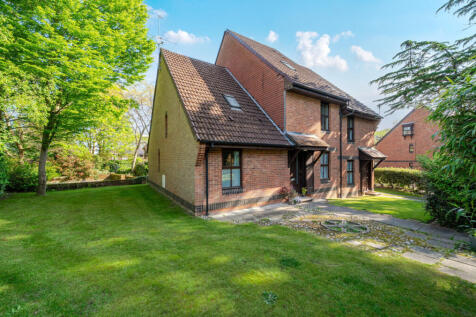 Badgers Close, Woking, Surrey 2 bed apartment for sale