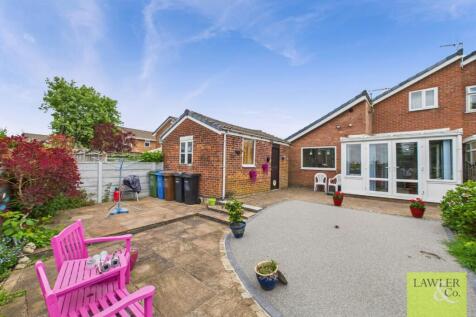 2 bedroom semi-detached bungalow for sale