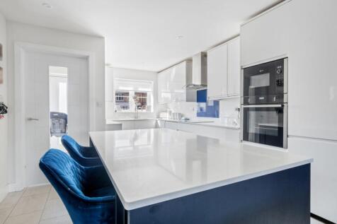 4 bedroom end of terrace house for sale