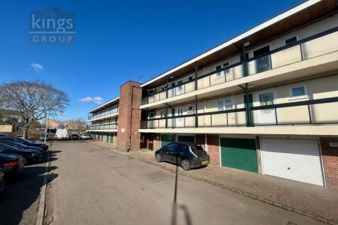 Maynard Court, Waltham Abbey 2 bed flat for sale