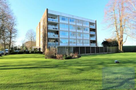 The Bowls, Chigwell IG7 3 bed apartment for sale