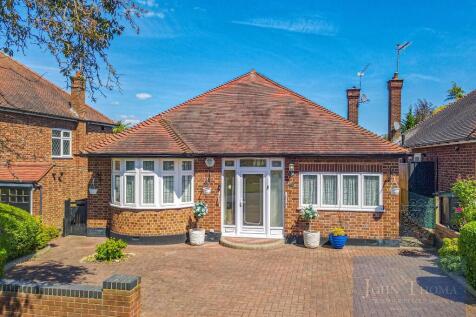 Chigwell Park Drive, Chigwell IG7 3 bed detached bungalow for sale