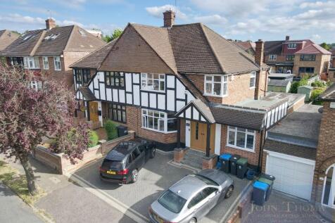 Coolgardie Avenue, Chigwell IG7 3 bed semi