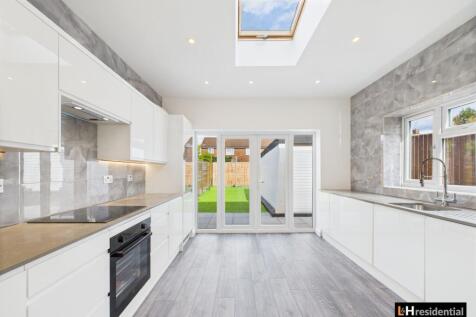 Bullhead Road, Borehamwood WD6 3 bed semi