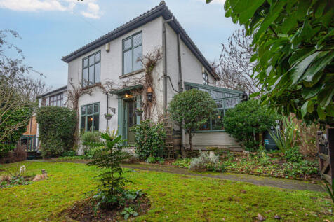 Bishops Hill, Ipswich, IP3 8EW 3 bed semi