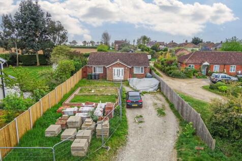 School Hill, Blaxhall, IP12 2HN 2 bed detached bungalow for sale