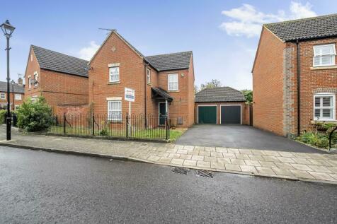 3 bedroom link detached house for sale