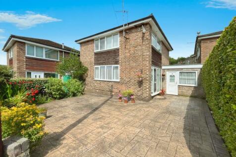 3 bedroom link detached house for sale