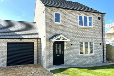 3 bedroom link detached house for sale