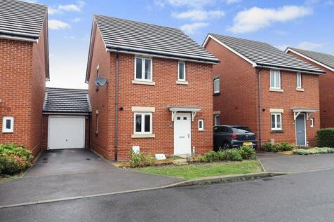 3 bedroom link detached house for sale