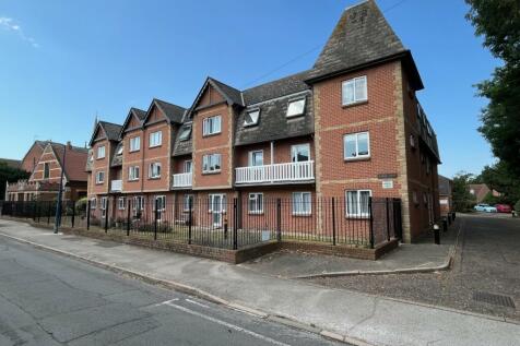 1 bedroom ground floor flat for sale