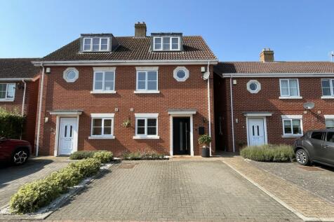 4 bedroom semi-detached house for sale