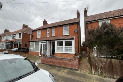 Chester Road, Felixstowe IP11 3 bed semi
