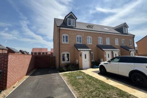 Buttercup Crescent, Felixstowe IP11 3 bed townhouse for sale
