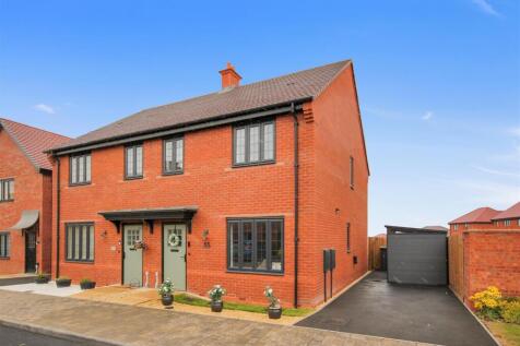 3 bedroom semi-detached house for sale