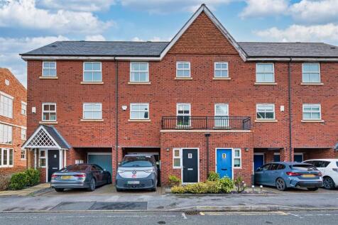 Pinders Farm Drive, Warrington 3 bed townhouse for sale