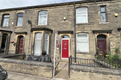 Briggs Villas, Queensbury, Bradford 3 bed terraced house for sale