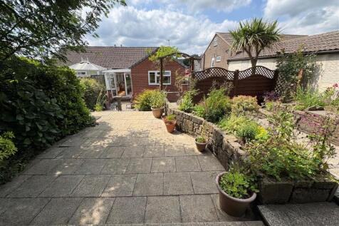 Moor Close Road, Queensbury, Bradford 3 bed semi